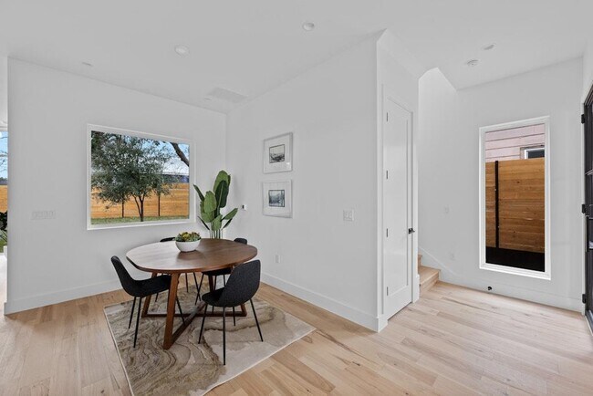 Building Photo - 1409 Valleyridge Dr