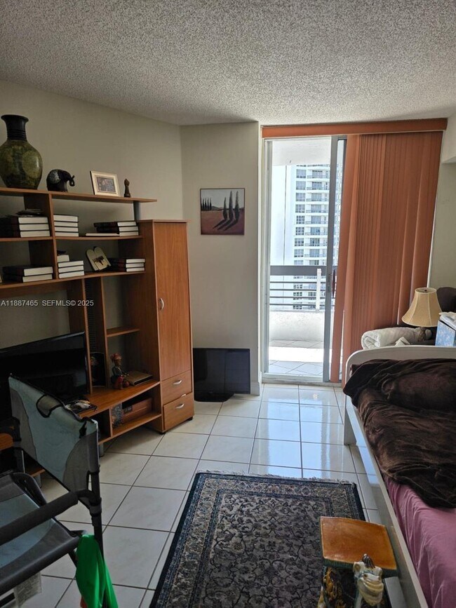 Building Photo - 19195 NE 36th Pl