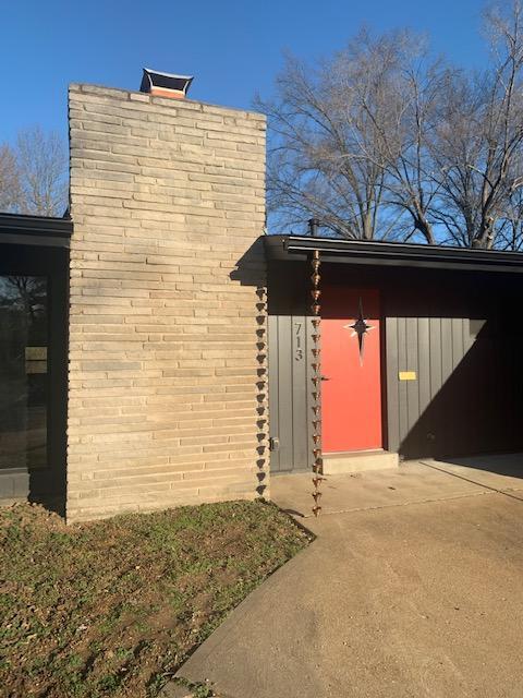 Building Photo - 713 Hutchins Dr