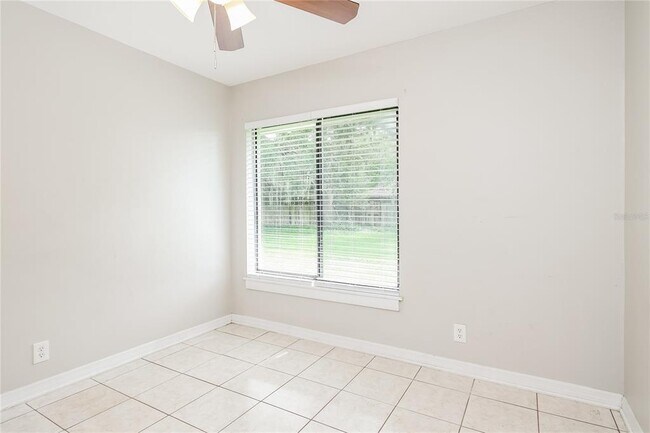 Building Photo - 820 E Flag Ln