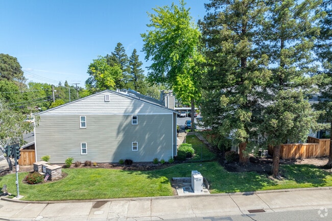 Building Photo - The Hamptons at River Heights