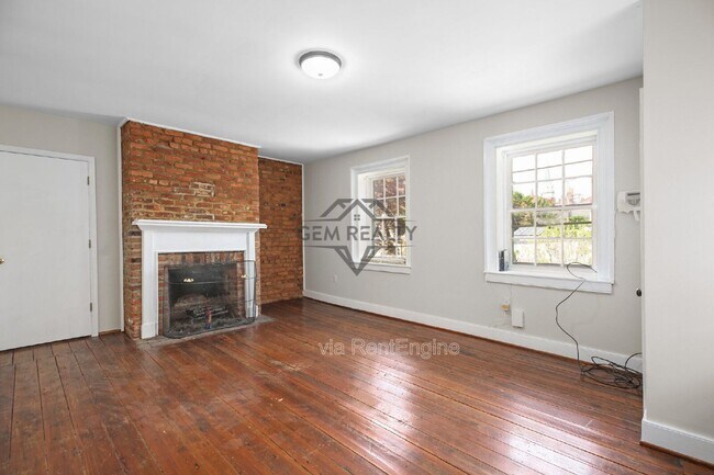 Building Photo - 710 Caroline St