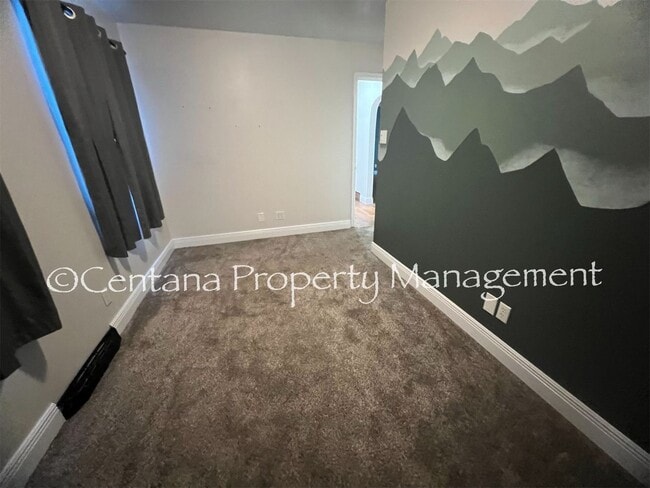 Building Photo - Large 2 bedroom house with an oversized ga...