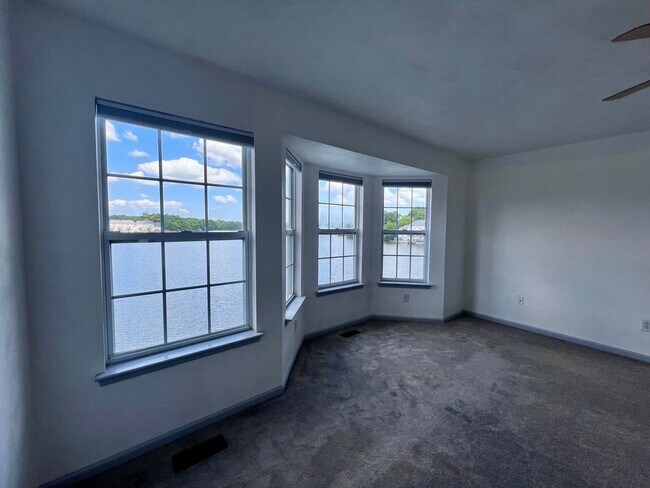 Building Photo - Charming Lakefront Townhome