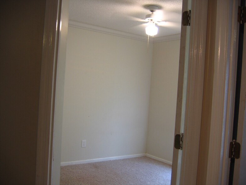 Building Photo - 10 Old Tree Court