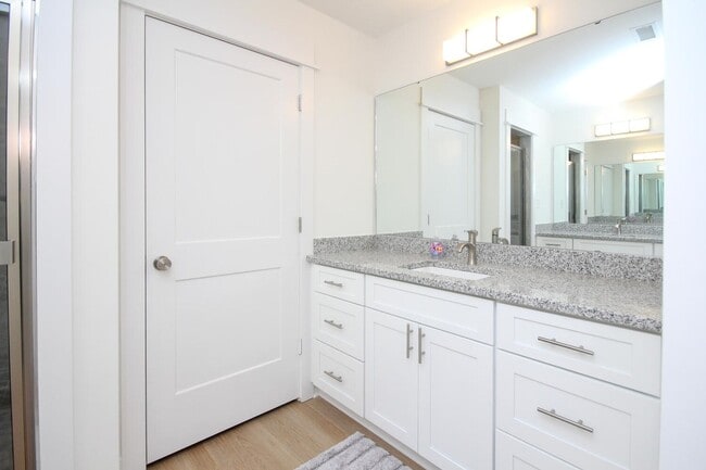 Building Photo - MOVE IN READY - LUXURY TOWNHOUSE!