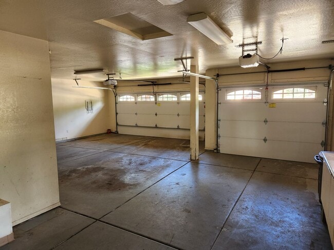 Building Photo - Spacious Country Club Home | 2,900+ Sq Ft | A/C | 3-Car Garage