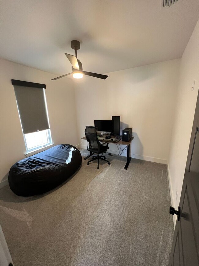 Building Photo - 4 Bedroom 3 bath in Escondido Ranch!