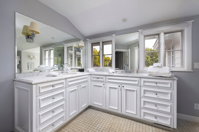 Building Photo - 743 Woodland Dr