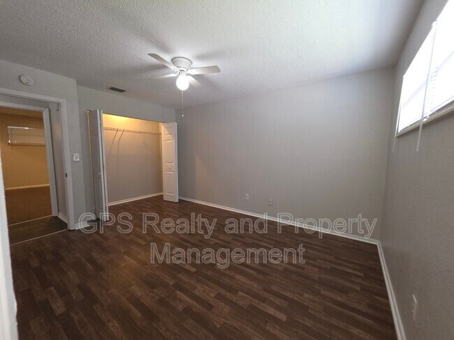 Building Photo - 843 Grove Ave