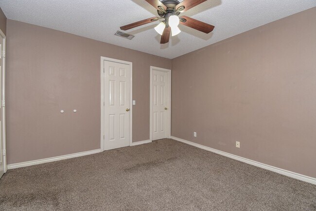 Building Photo - Nice Three Bedroom Duplex in Commerce in a...