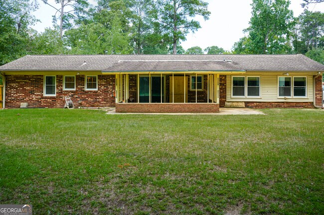 Building Photo - 307 Pinewood Dr