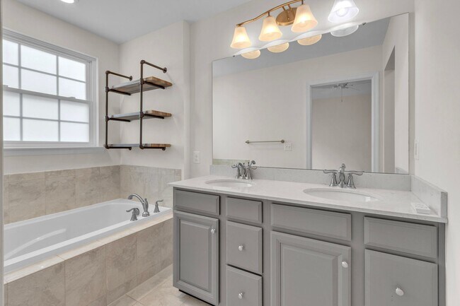 Building Photo - Luxurious 4 Bed 4.5 Bath Brick Townhome In...
