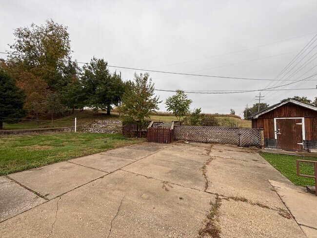 Building Photo - 1951 Elmwood Dr E