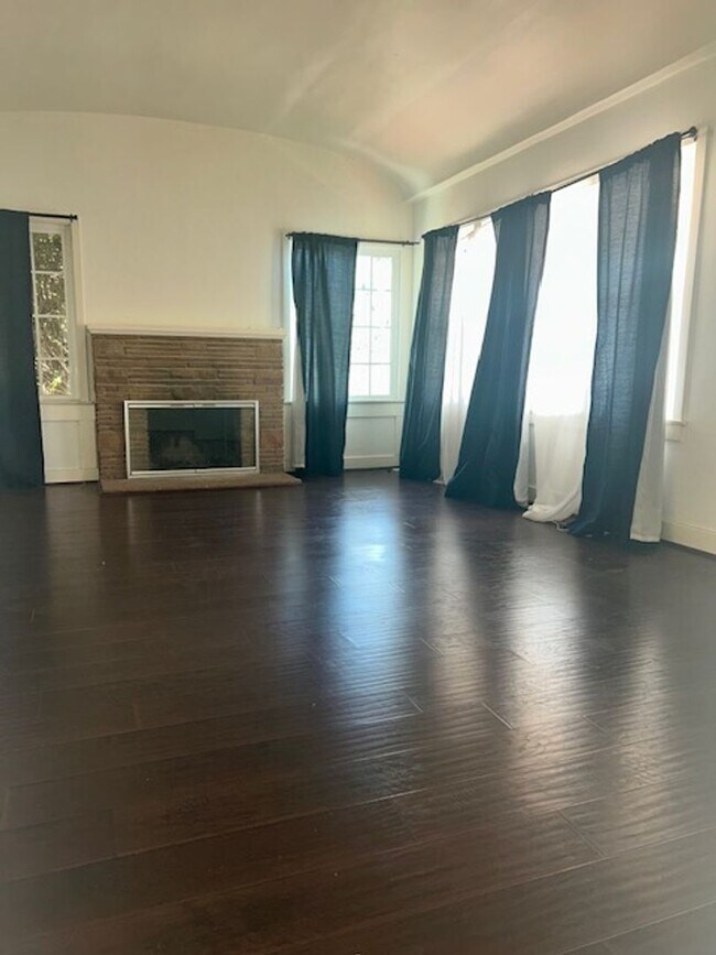 Building Photo - Beautiful Spacious 2Bd/2Bth with Bonus Family Room