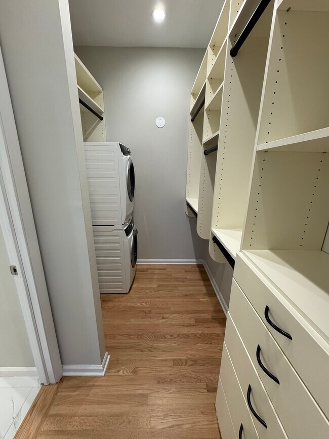 Building Photo - 600 S Dearborn St