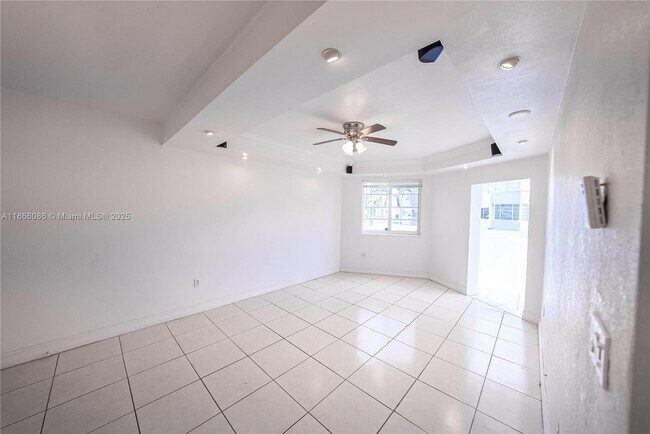 Building Photo - 1701 NE Miami Gardens Dr