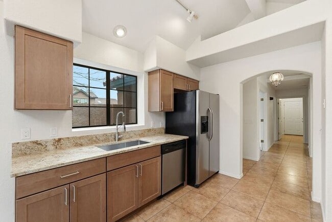 Building Photo - Bright & Peaceful Living in Oro Valley’s Gated Stoney Canyon