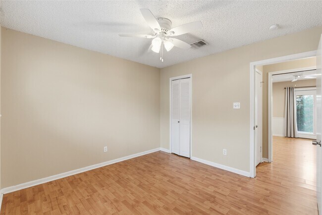 Building Photo - 5814 Viking Dr