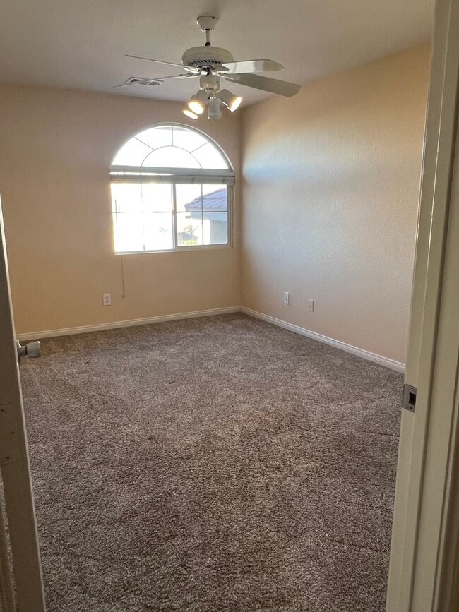 Building Photo - 6 bedroom Home With Pool and Basement