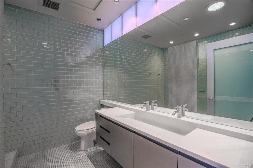 Building Photo - 1011 N Orange Grove Ave