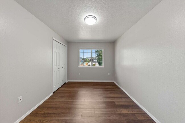 Building Photo - Fresh & Updated 2 bedroom W/S included!