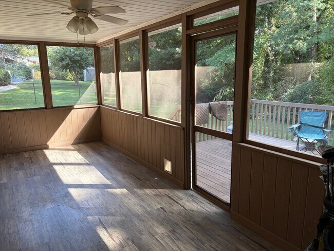 Building Photo - 3231 Magnolia Dr