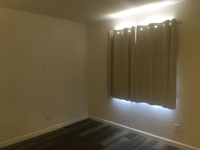 Building Photo - 3 Bedroom, 2 Bathroom Home