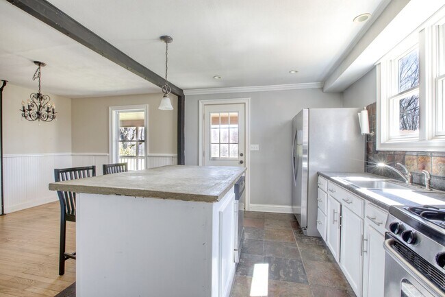 Building Photo - Lovely 2 Bedroom Single Family Home in Historic Monroe District