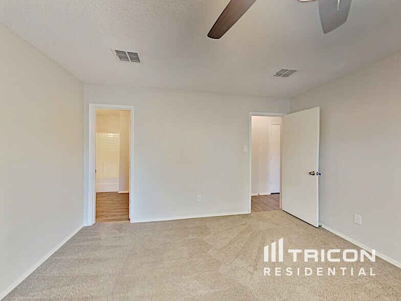 Building Photo - 647 Blue Chalk Dr