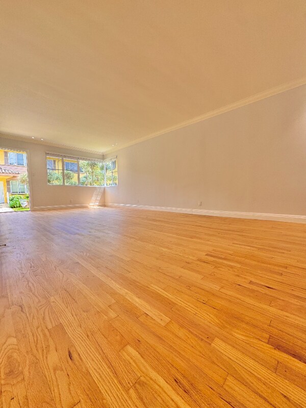 Building Photo - 3166 S Barrington Ave