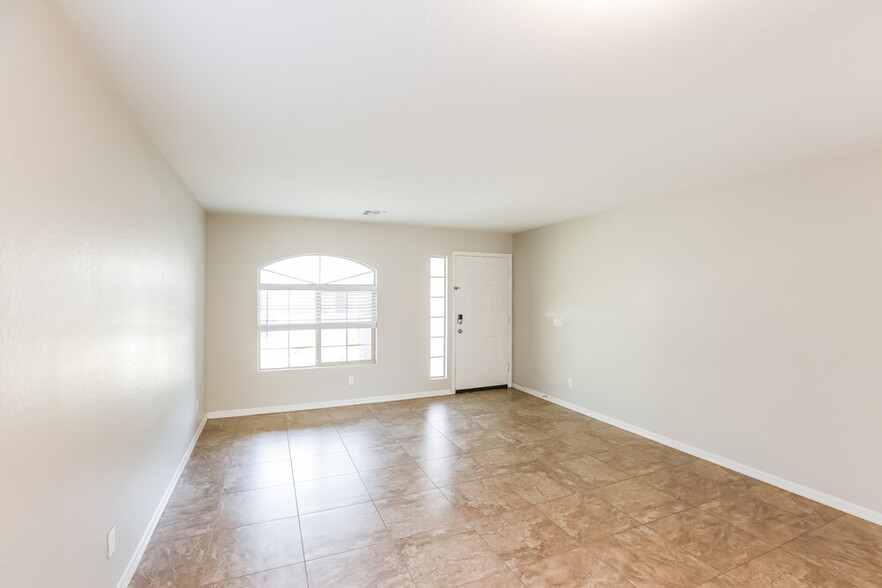 Building Photo - 3007 W La Salle St