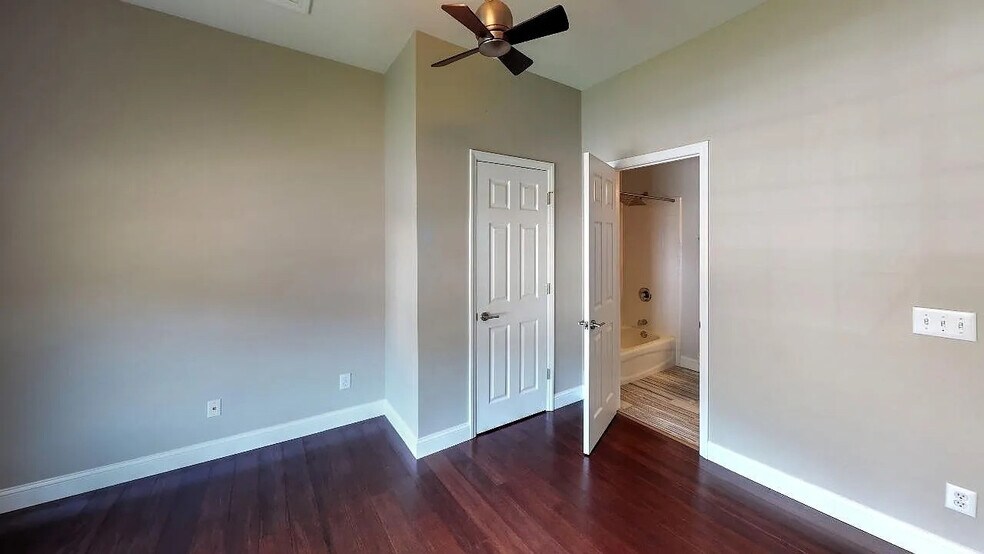 Building Photo - Room in House on New Parkside Dr