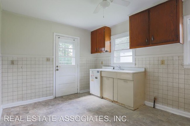 Building Photo - 3 br, 1.5 bath House - 217 Cook Road