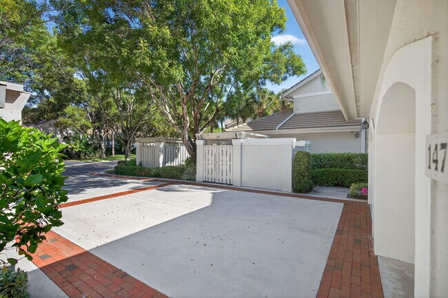 Building Photo - 16100 W Bay Dr