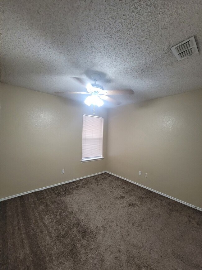 Building Photo - Cozy 3/2/2 in Fort Worth