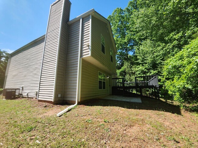 Building Photo - 3-Bedroom, 2.5-Bath Home in Desirable Lith...