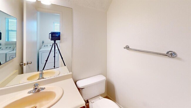 Building Photo - 1015 E Yager Ln