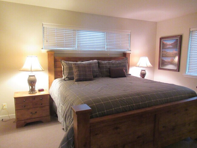 Building Photo - 2 Bed 2.5 Bath Furnished River Lakes Townhouse!