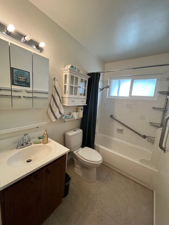 Building Photo - Spacious 3 bed 1 bath plus bonus room! Pet friendly with nice size back yard