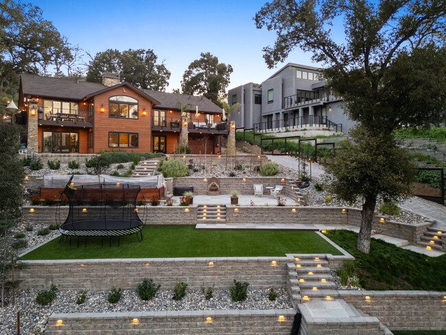Building Photo - 30 Castlewood Dr