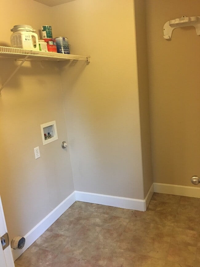 Building Photo - Single level home in Foxborough!