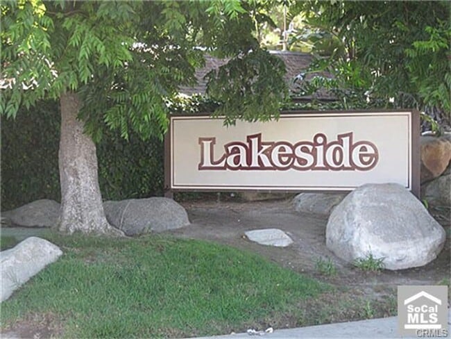 Building Photo - Lower 2 Bedroom condo, gated community