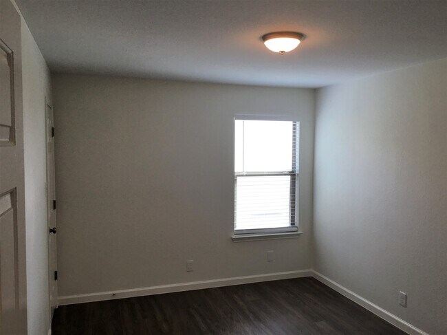 Building Photo - 112 Retama