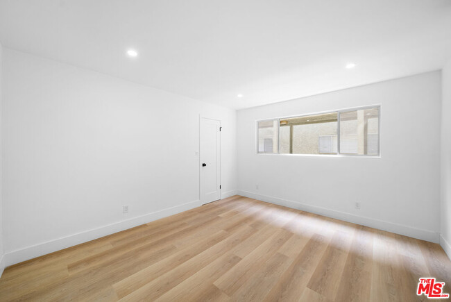Building Photo - 605 San Vicente Blvd