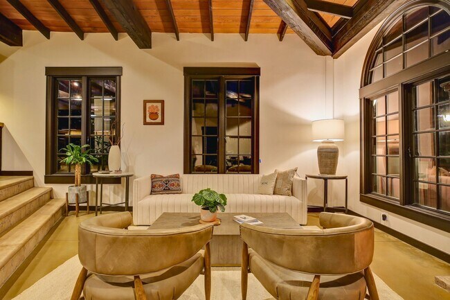 Building Photo - Fully Furnished Luxurious Spanish Mediterranean Villa in Hollywood Hills: 4-Bedroom, 2.5-Bath Ret...
