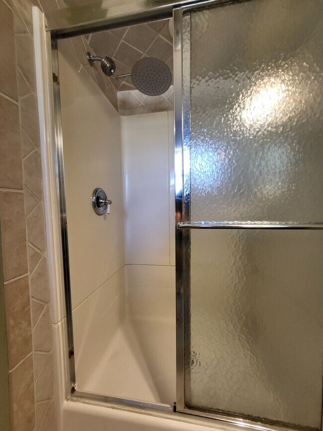 Building Photo - (4) Bed/(2) Bath + (2) Living Areas Avail ...