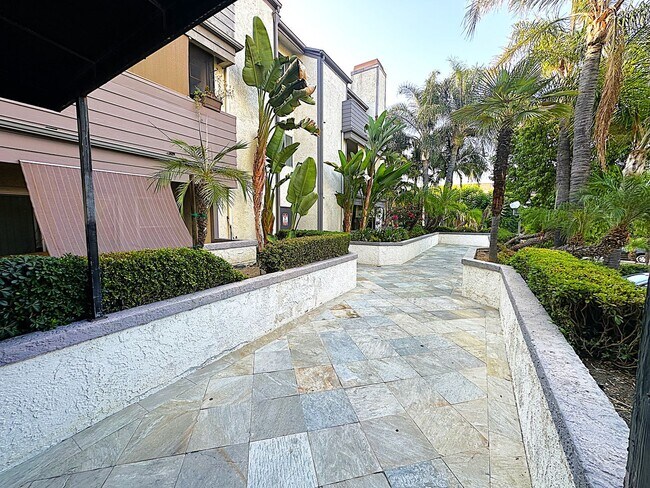 Building Photo - Beautiful 2-Bed, 2-Bath Winnetka Condo – S...