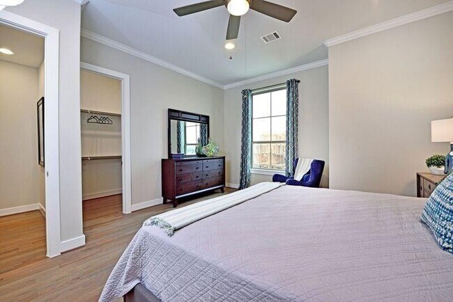 Building Photo - 5839 E Post Oak Ln