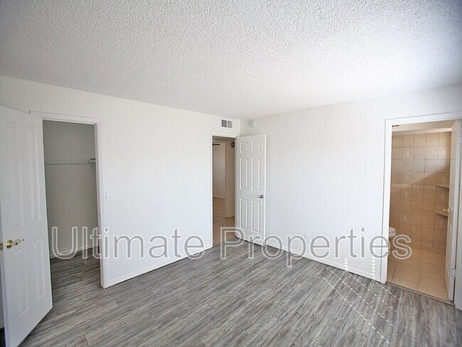 Building Photo - 4720 W Dahlia Dr